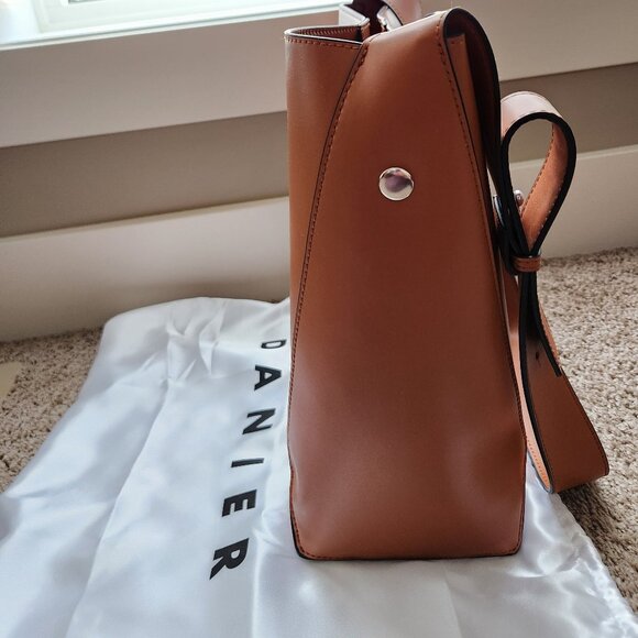Danier genuine leather bag/ purse; like New - Picture 3 of 3